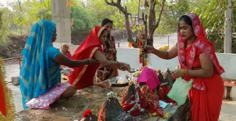 Jhalawar जिले में शीतलाष्टमी पर शीतला माता मंदिरों में विधि विधान से हुई पूजा अर्चना, ठन्डे पकवानो का लगा भोग 