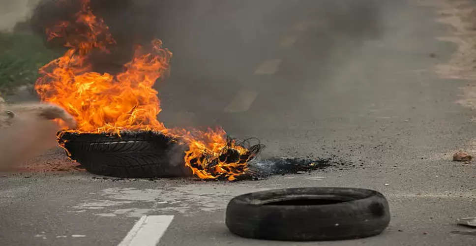 Ajmer NSUI ने सड़क जाम कर किया विरोध प्रदर्शन, टायर जलाए