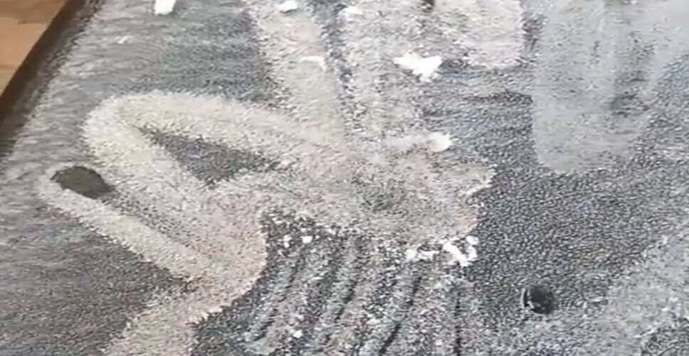 सीकर में कपड़ों और गाड़ियों पर जमी बर्फ