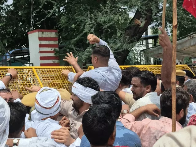 अमेरिका से समझौते के विरोध में प्रदर्शन, कलेक्ट्रेट का घेराव: प्रदर्शनकारियों ने दी सामूहिक गिरफ्तारी; किसानों को नुकसान पहुंचने का आरोप