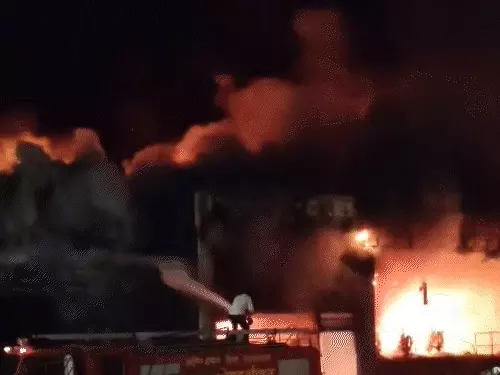 सीकर में इलेक्ट्रिक वाहनों के दो शोरूम में भीषण आग, 40 से ज्यादा स्कूटी-बाइक और ऑटो जले; करोड़ों का नुकसान