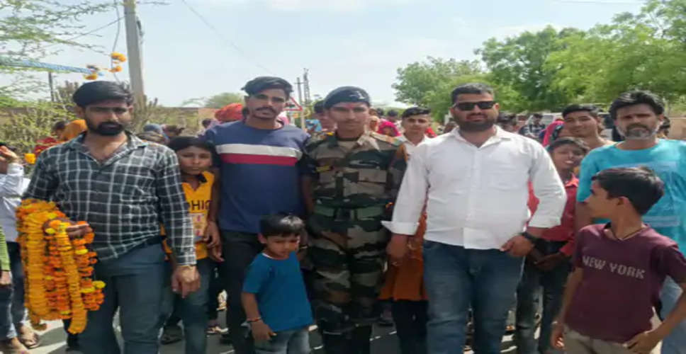 Bhilwara कांवलास में ढोल बजाकर सैनिक का किया गया स्वागत 
