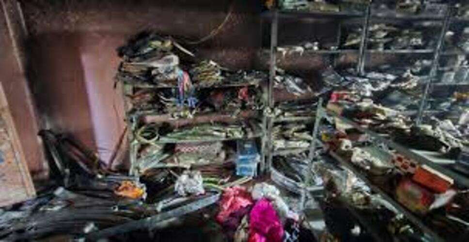 नरवाली में ऑटो पार्ट्स की दुकान में भीषण आग, दो वाहन सहित लाखों का सामान खाक