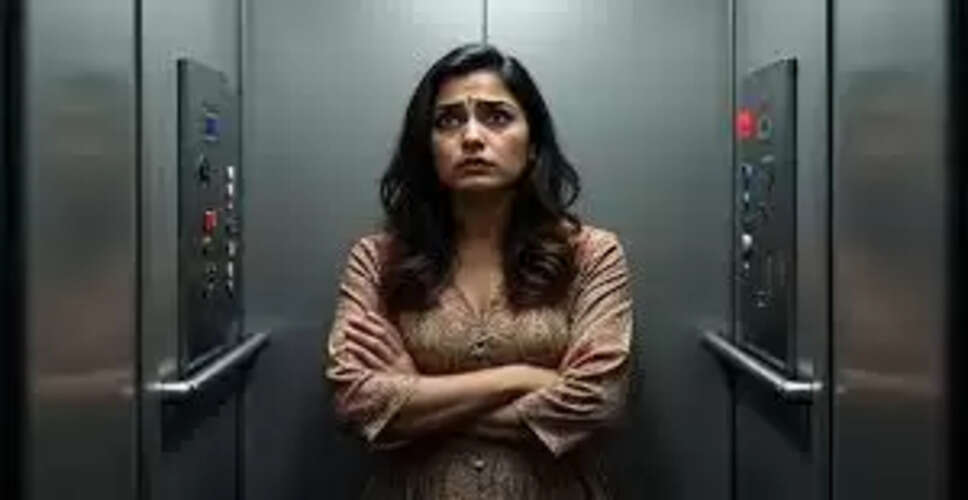 ढाई घंटे तक लिफ्ट में फंसी रही महिला, ग्राउंड फ्लोर पर आने की बजाय रिवर्स चलकर छत पर अटकी