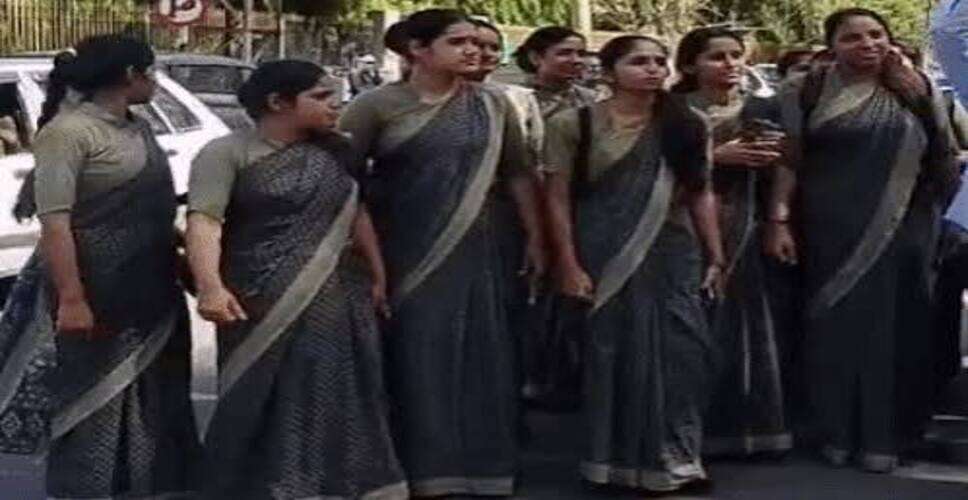 भीलवाड़ा में नर्सिंग कॉलेजों के खिलाफ छात्रों का प्रदर्शन, दंडवत करते हुए पहुंचे कलेक्ट्रेट; जांच और कार्रवाई की मांग
