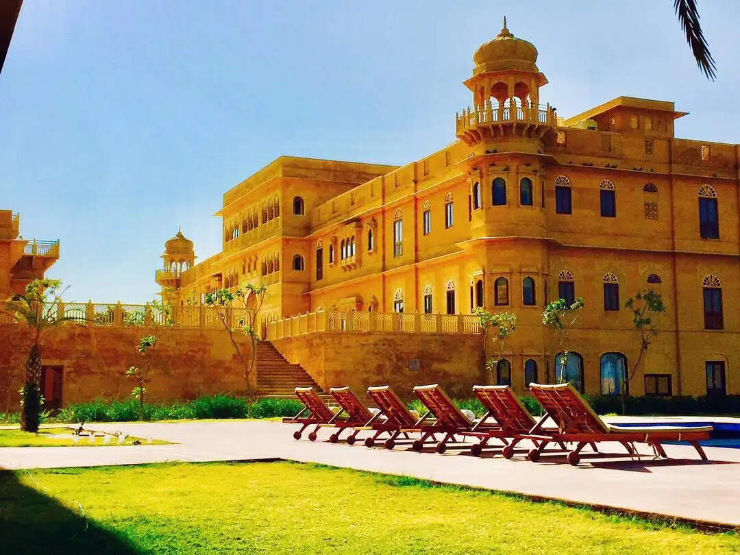 Famous for offering spectacular views of the city, Killa Bhawan is a heritage hotel that’s actually a part of the Jaisalmer Fort. Set in three bastions of the Sonar Qila, the hotel has 8 heritage rooms, all cheerfully adorned with a vibrant décor. The deluxe rooms feature antique pieces, marble floors and stately furniture that reflect the yesteryear glory of Jaisalmer. If you’re travelling with a large party, you can book a whole private section of the hotel, including 3 heritage rooms, 2 adjoining bathrooms and your own exclusive lobby and terrace! 