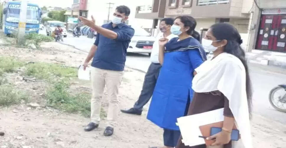 Tonk में कलेक्टर ने निरक्षण के दौरान देखा लीकेज से घरों में दरारें, अधिकारियों को लगाई फटकार 