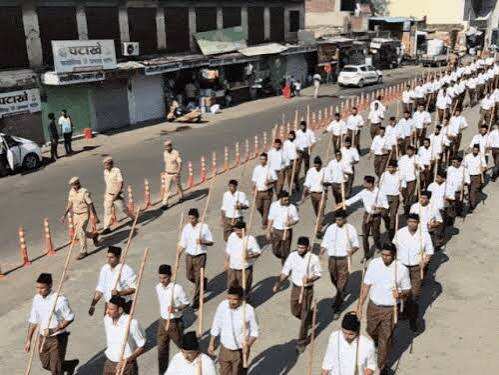 सीकर में दशहरे पर RSS का पथ संचलन, युवाओं को नशे से दूर रहने का संदेश; जगह-जगह पुष्पवर्षा से हुआ स्वागत