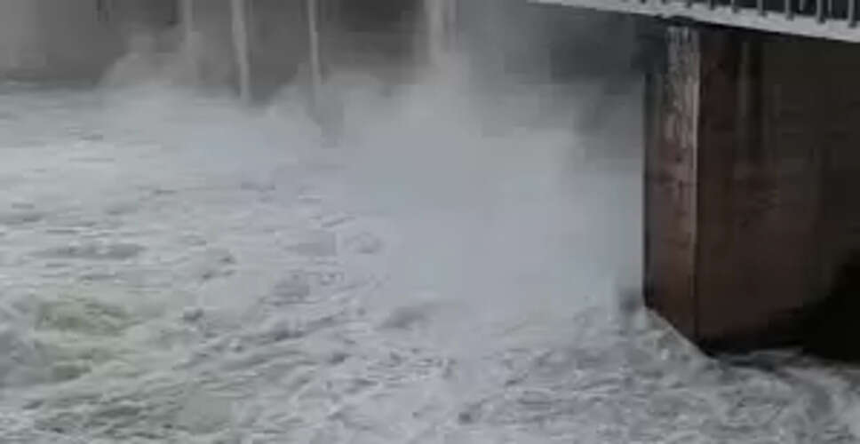 करौली का पांचना बांध लबालब, गेट खोलकर गंभीर नदी में पानी छोड़ा गया