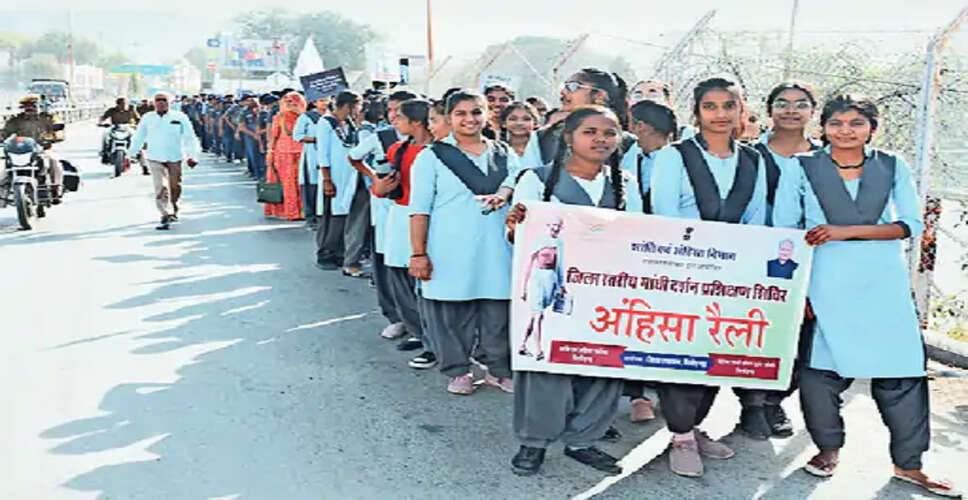 Chittorgarh में इंदिरा गांधी प्रियदर्शनी ऑडिटोरियम में शांति एवं अहिंसा विभाग की ओर से दो दिवसीय जिला स्तरीय गांधी दर्शन प्रशिक्षण शिविर का हुआ उद्घाटन 