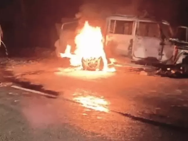 कैंपर की टक्कर से बाइक सवार 2 युवकों की मौत, हादसे के बाद गाड़ी में लगी आग; ग्रामीणों ने दो लोगों को पकड़ा