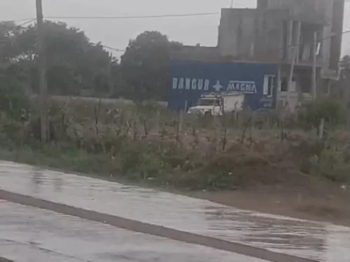 मौसम विज्ञान केन्द्र जयपुर ने राजस्थान में मौसम को लेकर अलर्ट जारी किया है। जारी पूर्वानुमान के अनुसार 27 मार्च से 30 मार्च तक राज्य के कई हिस्सों में आंधी, बारिश और ओले गिरने की संभावना जताई गई है। इस दौरान मौसम में अचानक बदलाव देखने को मिल सकता है।  मौसम विभाग के अनुसार आज प्रदेश के कुल 8 जिलों में मौसम का मिजाज बदल सकता है। इन इलाकों में तेज हवाएं चलने के साथ बादल छाने और हल्की से मध्यम बारिश होने की संभावना है। कुछ स्थानों पर ओलावृष्टि की भी चेतावनी दी गई है, जिससे फसलों को नुकसान होने की आशंका जताई जा रही है।  विभाग ने किसानों और आम लोगों को सतर्क रहने की सलाह दी है। किसानों को विशेष रूप से फसल और खड़ी उपज की सुरक्षा के लिए आवश्यक उपाय करने को कहा गया है, ताकि संभावित नुकसान को कम किया जा सके।  मौसम विशेषज्ञों का कहना है कि इस दौरान सक्रिय मौसम प्रणाली के प्रभाव से प्रदेश के तापमान में भी उतार-चढ़ाव देखने को मिलेगा। कई इलाकों में दिन के समय मौसम सुहावना रह सकता है, जबकि कुछ स्थानों पर तेज हवाओं के साथ मौसम बिगड़ सकता है।  प्रशासन ने भी लोगों से अपील की है कि वे मौसम संबंधी अपडेट पर नजर रखें और खराब मौसम के दौरान सुरक्षित स्थानों पर रहें।