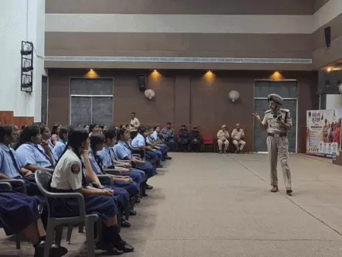 स्कूल में लगी पुलिस की क्लास: ADG और SP बने शिक्षक, बोले- पढ़ाई के साथ अच्छा इंसान बनना सबसे जरूरी