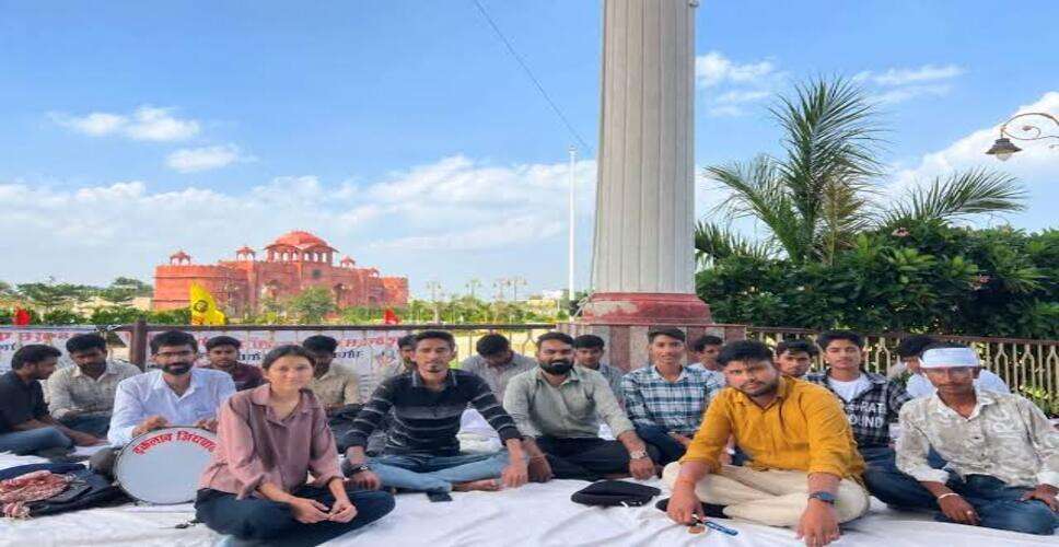 शेखावाटी यूनिवर्सिटी में 36 दिन बाद SFI का धरना खत्म: नए VC खुद वार्ता के लिए पहुंचे, 17 सूत्रीय मांगों पर लिखित सहमति