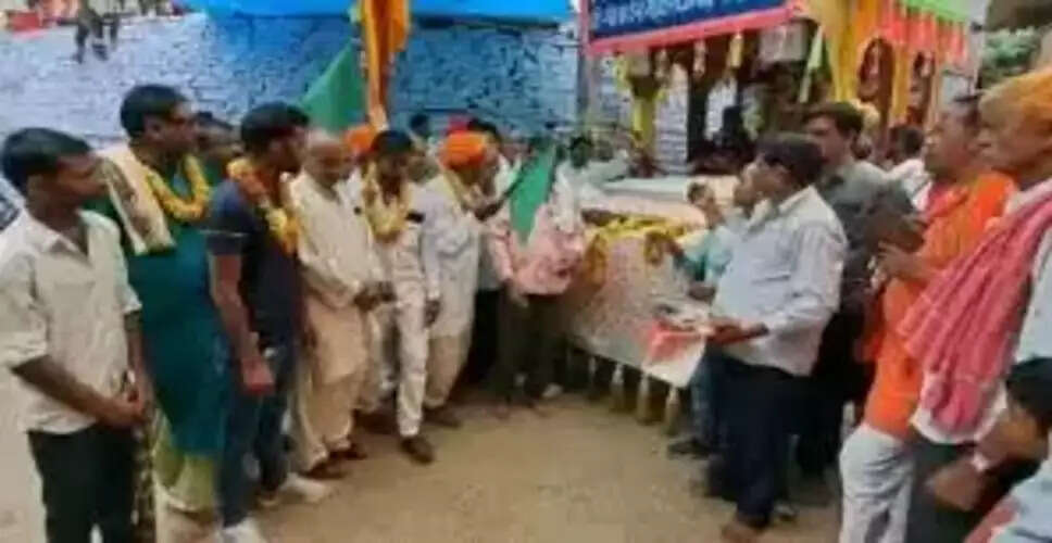 Karoli रिमझिम बारिश के बीच गोवर्धनजी के लिए नाचते-गाते हुए रवाना