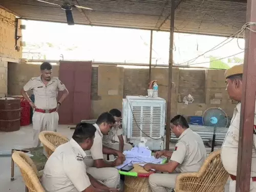 जैसलमेर में घर में चल रही थी नशे की फैक्ट्री: पुलिस पहुंची तो छत से दीवार फांदकर तस्कर फरार, नाबालिग बेटा निरुद्ध; अफीम और सिंथेटिक ड्रग बरामद
