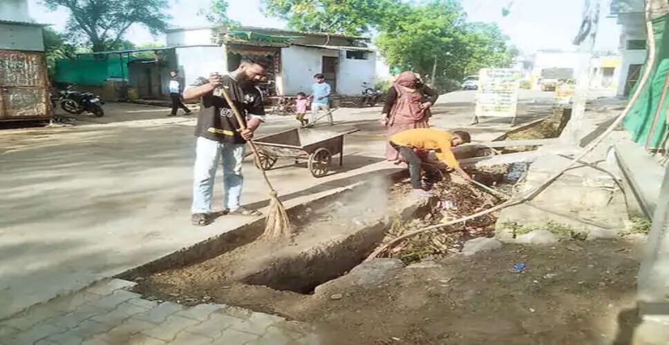 रानीबड़ौद ग्राम पंचायत ने कराई नालियों की सफाई, ग्रामीणों को मिली राहत