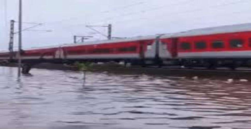 Mumbai Rain Alert: भारी बारिश का रेल यातायात पर असर, ट्रैक पर भरा पानी और लैंडस्लाइड से कई ट्रेनें रद्द; कई के बदले रूट