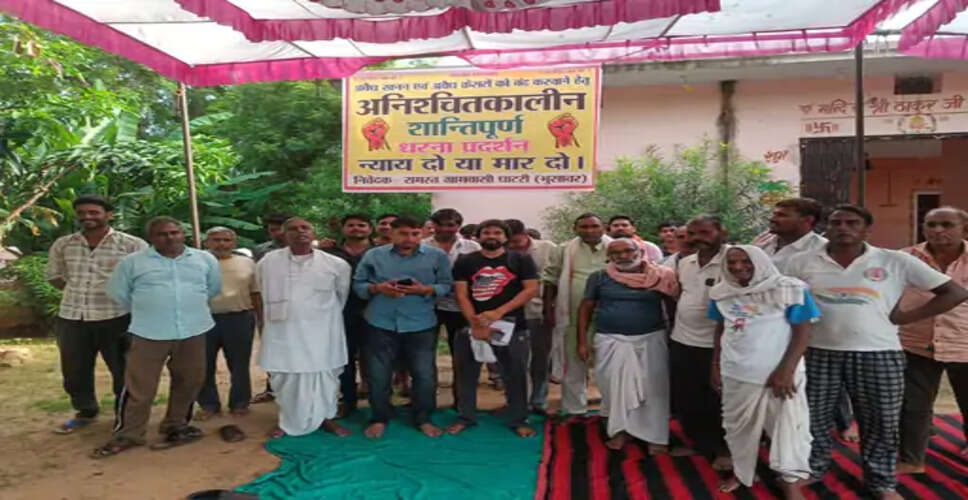 क्षेत्र में संचालित कथित अवैध क्रेशरों के खिलाफ ग्रामीणों ने मोर्चा खोल दिया है। घाटरी में लोगों ने अनिश्चितकालीन धरना शुरू कर दिया है। प्रदर्शनकारियों का आरोप है कि अवैध रूप से चल रहे क्रेशरों के कारण पहाड़ों को भारी नुकसान पहुंच रहा है और क्षेत्र में प्रदूषण का स्तर भी लगातार बढ़ रहा है।  ग्रामीणों ने कहा कि लंबे समय से क्रेशर संचालकों की गतिविधियों के कारण पर्यावरण प्रभावित हो रहा है। पत्थर तोड़ने के दौरान उड़ने वाली धूल से आसपास के गांवों में रहने वाले लोगों को परेशानी हो रही है। इसके अलावा सड़कों पर भारी वाहनों की आवाजाही से भी स्थानीय लोगों को दिक्कतों का सामना करना पड़ रहा है।  धरना दे रहे लोगों का कहना है कि उन्होंने कई बार प्रशासन को इस संबंध में शिकायत दी, लेकिन अब तक कोई ठोस कार्रवाई नहीं हुई। इसी के विरोध में ग्रामीणों ने अनिश्चितकालीन आंदोलन शुरू करने का फैसला लिया है। उनका कहना है कि जब तक अवैध क्रेशरों के खिलाफ प्रभावी कार्रवाई नहीं की जाती, तब तक उनका धरना जारी रहेगा।  प्रदर्शनकारियों ने आरोप लगाया कि क्रेशरों के संचालन से क्षेत्र की प्राकृतिक संपदा को नुकसान पहुंच रहा है। पहाड़ों की कटाई से पर्यावरणीय संतुलन बिगड़ने की आशंका है। वहीं, धूल और प्रदूषण के कारण लोगों के स्वास्थ्य पर भी प्रतिकूल असर पड़ने की बात कही जा रही है।  ग्रामीणों ने प्रशासन से मांग की है कि क्षेत्र में संचालित सभी क्रेशरों की जांच कराई जाए और जो भी इकाइयां नियमों का उल्लंघन कर रही हैं, उनके खिलाफ सख्त कार्रवाई की जाए। उन्होंने अवैध खनन और पर्यावरण को नुकसान पहुंचाने वाली गतिविधियों पर रोक लगाने की भी मांग की है।  धरने की सूचना मिलने के बाद प्रशासनिक अधिकारियों ने मामले की जानकारी जुटानी शुरू कर दी है। अधिकारियों की ओर से अभी तक कोई अंतिम कार्रवाई की जानकारी सामने नहीं आई है। वहीं, ग्रामीण अपनी मांगों को लेकर आंदोलन जारी रखने पर अड़े हुए हैं।  स्थानीय लोगों का कहना है कि विकास कार्यों के नाम पर पर्यावरण को नुकसान नहीं पहुंचाया जा सकता। उन्होंने प्रशासन से जल्द समाधान निकालने की अपील की है, ताकि क्षेत्र में बढ़ते प्रदूषण और प्राकृतिक संसाधनों के नुकसान को रोका जा सके।  फिलहाल घाटरी में शुरू हुआ यह धरना क्षेत्र में चर्चा का विषय बना हुआ है। अब देखना होगा कि प्रशासन ग्रामीणों की मांगों पर क्या कदम उठाता है और अवैध क्रेशरों के खिलाफ किस तरह की कार्रवाई की जाती है।