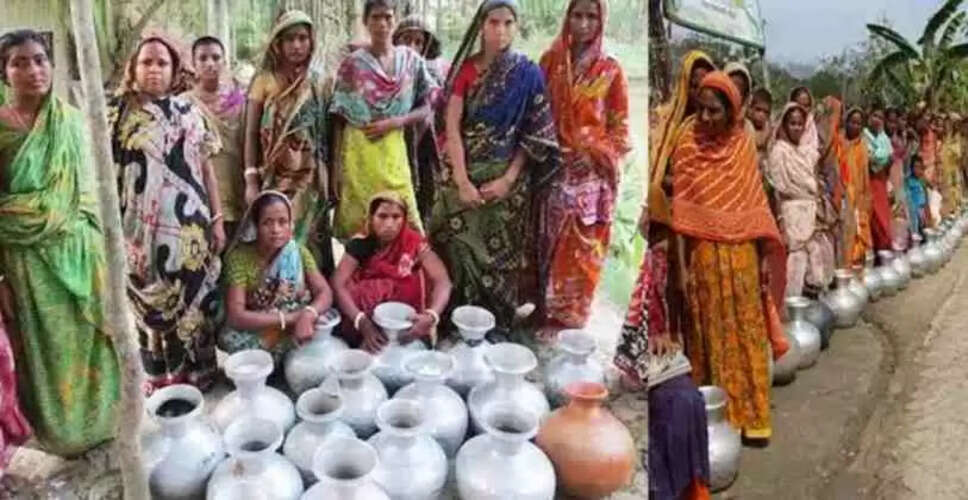 Rajasthan Breaking News: अलवर में महिलाओं ने पानी के लिए किया सड़क पर प्रदर्शन, जाम के चलते सड़क पर वाहनों की लगी कतार