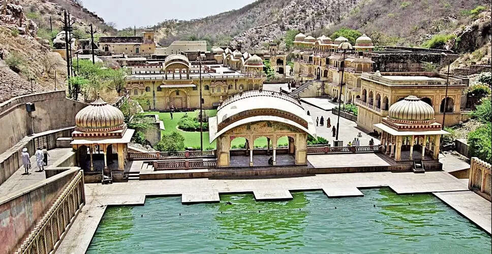 जानें क्या है Jaipur के गलताजी मंदिर का इतिहास, आखिर क्यों कहा जाता है इसे बंदरों का मंदिर