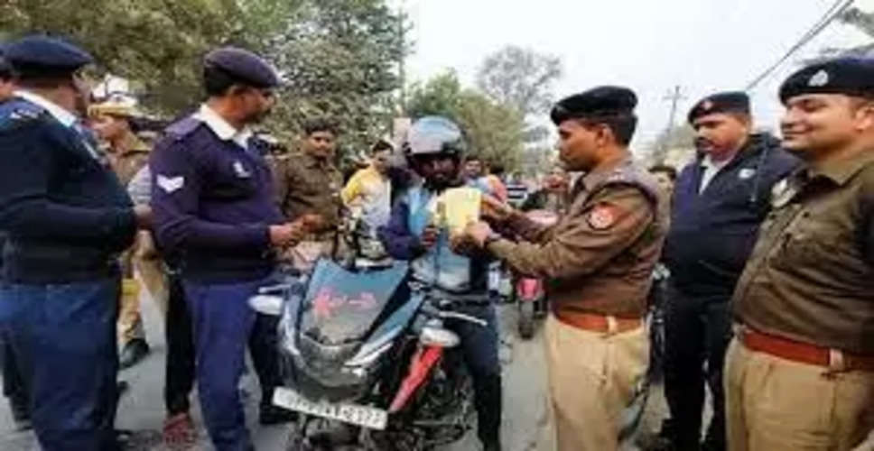 Churu यातायात पुलिस ने बांटे हेलमेट, नियमों का पालन करने वालों को दिए गुलाब