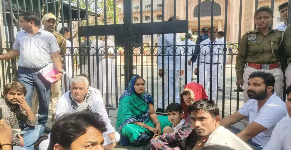 Kirori Lal Meena Protest: शहीदों के परिजनों के साथ किरोड़ी लाल मीणा का आज दूसरे दिन भी धरना जारी, अब तक वार्ता हो चुकी विफल
