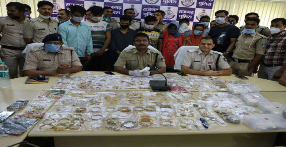 राजस्थान के राजसमंद जिले में चोरी के मामलों को लेकर एक बड़ा खुलासा सामने आया है। पुलिस जांच में पता चला है कि बदमाश चोरी का सामान नेपाल में बेच रहे हैं, जिससे न सिर्फ अपराध बढ़ रहा है बल्कि चोरी का माल बरामद करना भी पुलिस के लिए बड़ी चुनौती बन गया है।  पुलिस के अनुसार, हाल ही में पकड़े गए आरोपियों से पूछताछ में यह सामने आया कि वे चोरी के बाद सामान को नेपाल भेज देते हैं या वहां जाकर बेच देते हैं। इससे पुलिस के लिए रिकवरी करना मुश्किल हो जाता है, क्योंकि माल देश से बाहर निकल जाता है और उसे ट्रेस करना जटिल हो जाता है।  इस तरह की गतिविधियां केवल राजस्थान ही नहीं, बल्कि अन्य राज्यों में भी देखने को मिल रही हैं। कई मामलों में यह सामने आया है कि अपराधी चोरी के बाद सीधे नेपाल पहुंचकर वहां माल खपा देते हैं। विशेषज्ञों के अनुसार, सीमा पार होने के बाद चोरी का सामान वापस लाना बेहद कठिन हो जाता है, जिससे जांच प्रभावित होती है।  राजसमंद पुलिस का कहना है कि आरोपियों की गिरफ्तारी के बाद भी असली चुनौती चोरी के सामान की बरामदगी ही रहती है। कई बार आरोपी यह भी स्वीकार करते हैं कि वे चोरी का माल नेपाल में बेच चुके हैं, जिससे केस में रिकवरी की संभावना कम हो जाती है।  पुलिस अधिकारियों ने बताया कि इस तरह के मामलों से निपटने के लिए अब अंतरराज्यीय और अंतरराष्ट्रीय स्तर पर समन्वय बढ़ाने की जरूरत है। साथ ही सीमा क्षेत्रों में निगरानी और खुफिया तंत्र को और मजबूत करने पर भी जोर दिया जा रहा है।  स्थानीय लोगों में भी इस खुलासे के बाद चिंता का माहौल है। उनका कहना है कि अगर चोरी का माल आसानी से बाहर खपाया जा रहा है, तो अपराधियों के हौसले और बढ़ सकते हैं। उन्होंने पुलिस से सख्त कार्रवाई और ठोस रणनीति अपनाने की मांग की है।  फिलहाल पुलिस इस नेटवर्क को तोड़ने के लिए लगातार कार्रवाई कर रही है और अन्य संदिग्धों की तलाश जारी है। अधिकारियों का कहना है कि जल्द ही इस गिरोह के अन्य सदस्यों को भी पकड़कर पूरे मामले का खुलासा किया जाएगा।