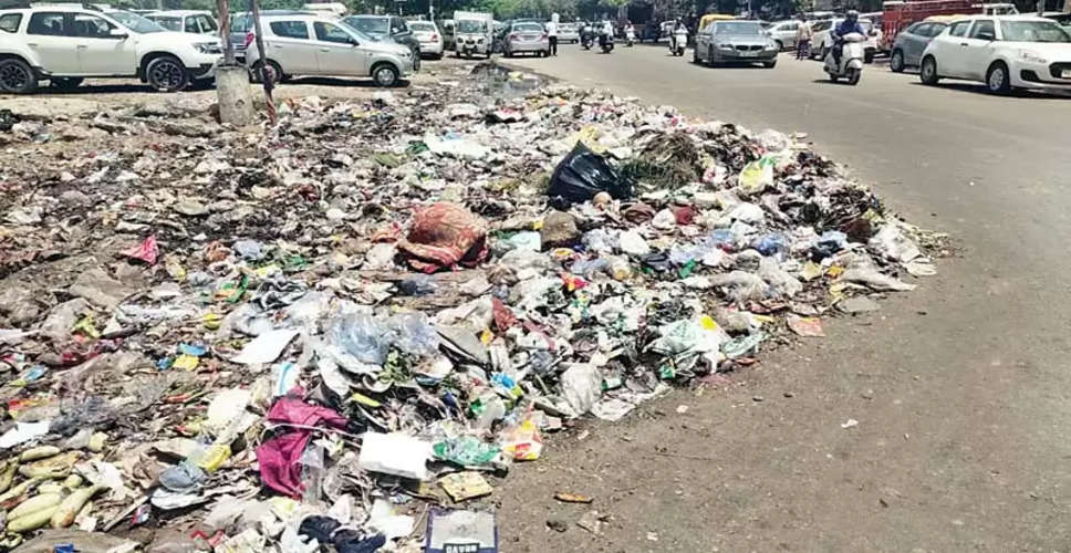 Ajmer शहर में खुले मैनहोल, कूड़े-कचरे और गंदगी के बीच से गुजरते लोग