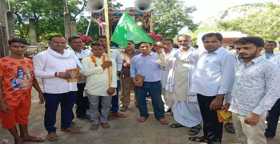 Karoli नाचते गाते व जयकारे लगाते हुए गणेशजी के लिए हुए रवाना