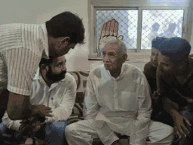 झुंझुनूं में कांग्रेस में टिकट की दौड़ तेज: तीन दिन में 182 दावेदारों ने किए आवेदन, कई वार्डों में आमने-सामने कई नाम