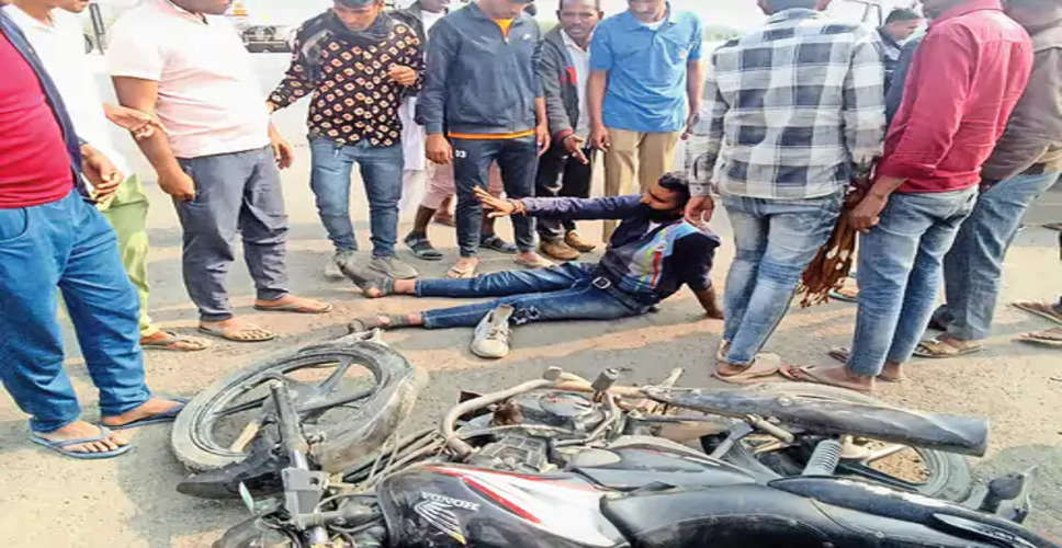 Sirohi में ट्रक ने बाइक को मारी टक्कर, बाइक चालक और साथी घायल