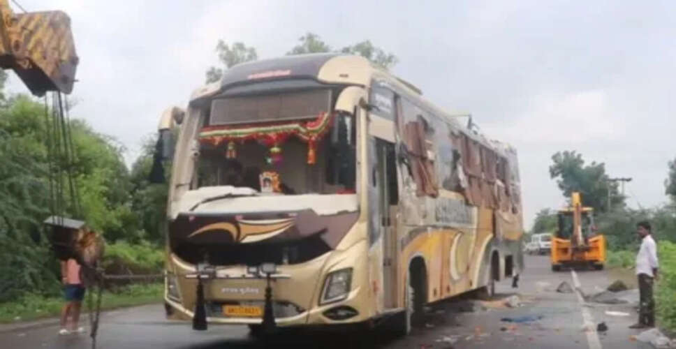 पाली में एसी बस पलटी, मवेशी बचाने के चक्कर में 13 यात्री घायल