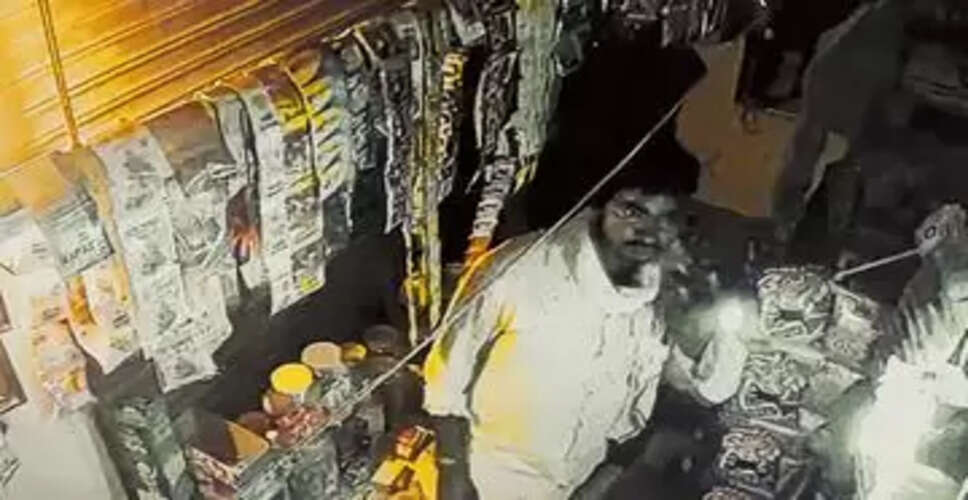 Jalore&nbsp;के मीठड़ी गांव में तलवार लेकर घूमते चोर का वीडियो वायरल