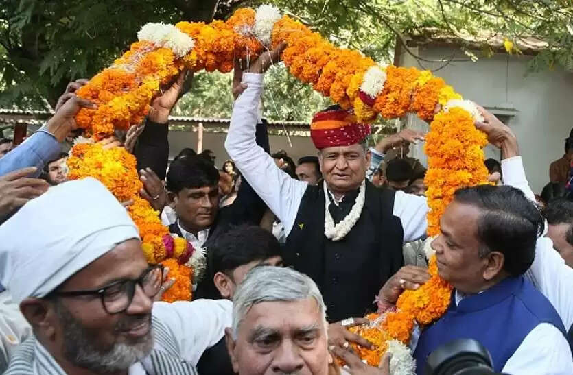 Ashok Gehlot Birthday Special: जादूगरी से सियासत तक, दिलचस्प हैं अब तक के सफर की ये तस्वीरें