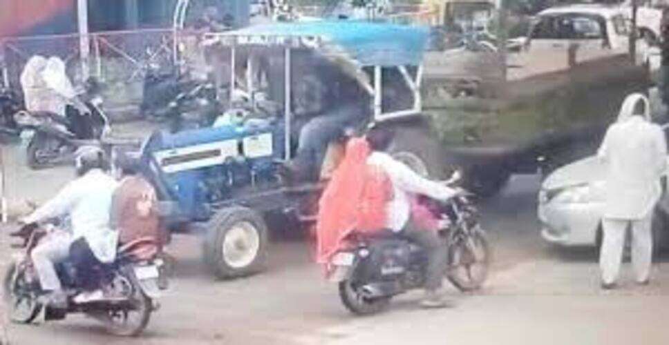 डूंगरपुर में भीषण सड़क हादसा, ट्रैक्टर-ट्रॉली और बाइक की टक्कर में 2 युवकों की मौत