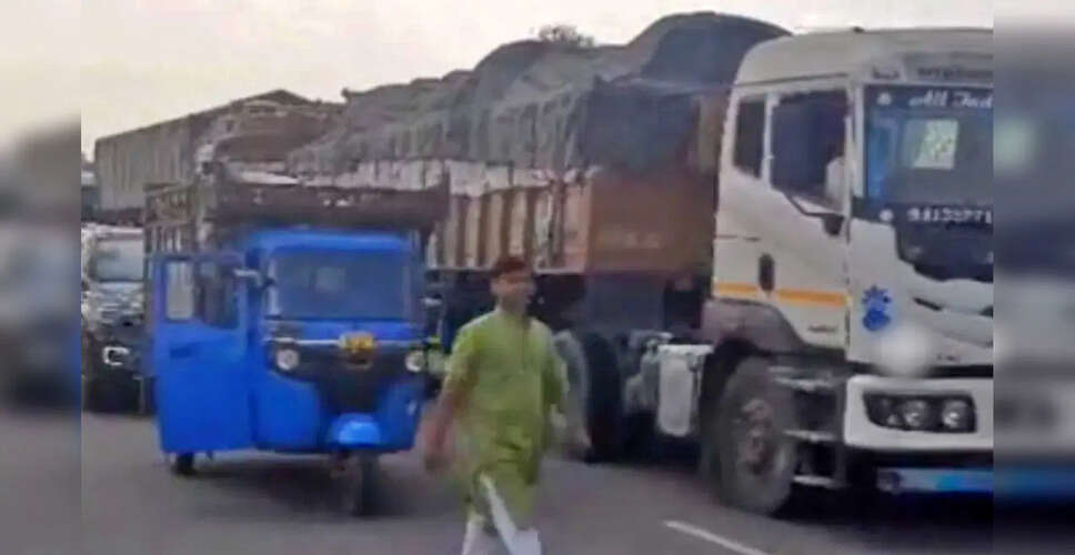 दौसा में भीषण सड़क हादसा: ट्रेलर और ट्रैक्टर-ट्रॉली की टक्कर, मार्बल पत्थर सड़क पर बिखरे; हाईवे पर लगा जाम