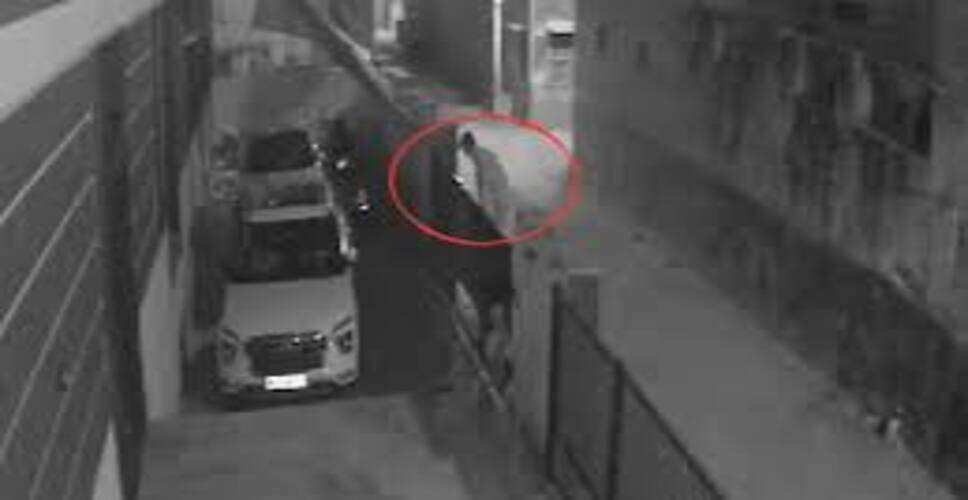 डूंगरपुर में सड़क हादसा: टैंकर से टकराई कार, तीन युवक घायल, एक की हालत गंभीर