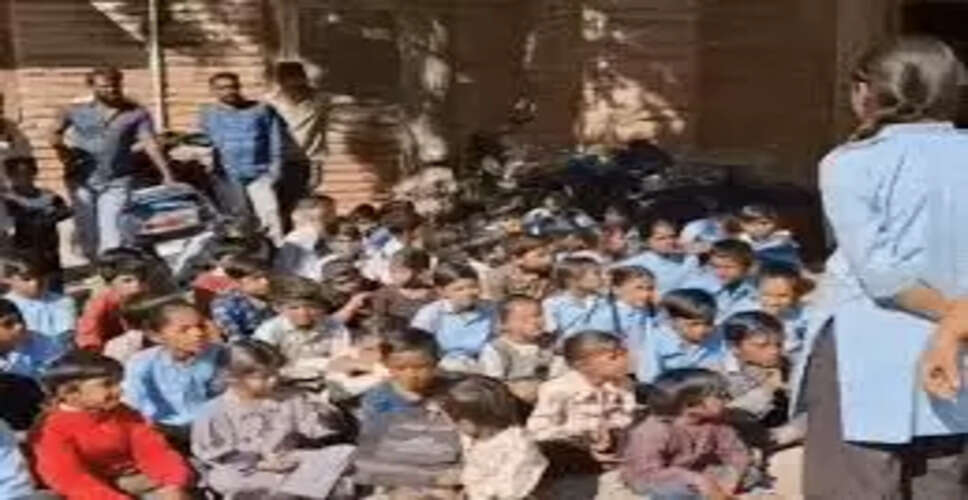 बाड़मेर: कलेक्ट्रेट परिसर 2 घंटे बना ‘सरकारी स्कूल’, 50 बच्चों ने की प्रार्थना, व्यायाम और पढ़ाई; देखने वालों का लगा तांता