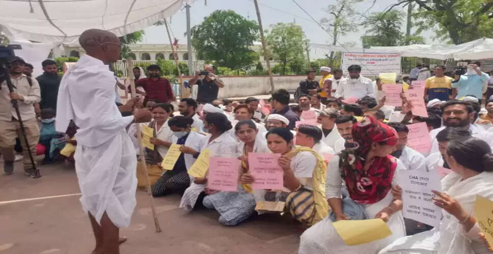 Rajasthan Breaking News: कोविड सहायकों का धरना 27वें दिन भी जारी, आज गांधी के रूप में धूप में घुटनों पर बैठकर कर रहें प्रदर्शन