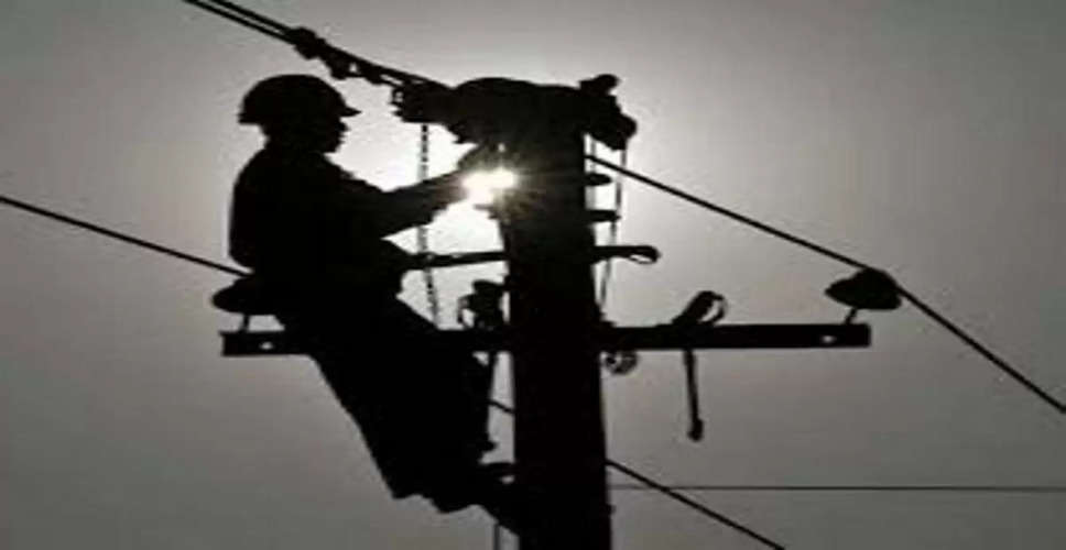 Alwar में बिजली के खंभे से गिरा लाइनमैन, मौत