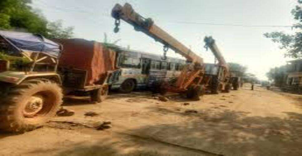 धौलपुर में अवैध खनन पर बड़ी कार्रवाई, हाइड्राधौलपुर में अवैध खनन पर बड़ी कार्रवाई, हाइड्रा मशीन सहित 3 वाहन जब्त मशीन सहित 3 वाहन जब्त