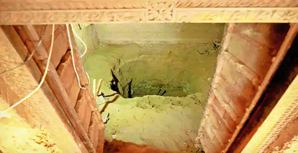 गड़ा धन निकालने के लिए तांत्रिक क्रिया, एक महीने से चल रही खुदाई पर पुलिस ने लगाई रोक