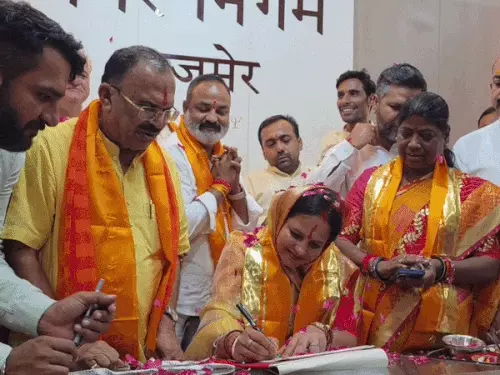 अजमेर की नवनिर्वाचित महापौर अनामिका शर्मा और डिप्टी मेयर हेमंत सांखला ने संभाला पदभार, कांग्रेस पार्षदों को गेट पर रोका