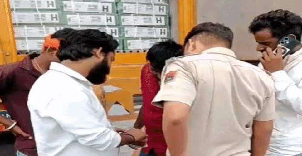 अलवर में आंगनबाड़ी कार्यकर्ताओं और आशा सहयोगिनियों का जोरदार प्रदर्शन: केंद्रों पर जड़े ताले, मानदेय बढ़ाने और सरकारी कर्मचारी का दर्जा देने की मांग