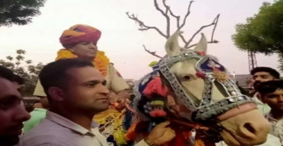 Banswara में थानेदार को घोड़े पर बिठाकर दी गई विदाई, लोगों ने किया स्वागत 
