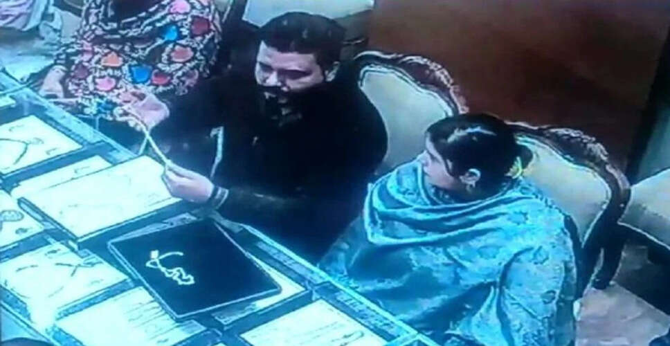 Rajasthan Breaking News: अलवर में ज्वेलरी की दुकान पर आंखो के सामने चुराई सोने की चेन, सीसीटीवी में कैद हुई चोरी की घटना