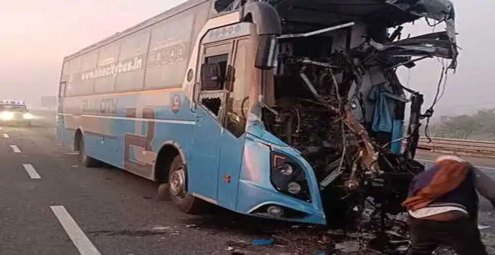 Delhi-Mumbai Expressway पर भीषण सड़क हादसे से मची चीख-पुकार, ट्रॉले में प्राइवेट बस घुसने से 1 की मौत और कई गंभीर घायल 