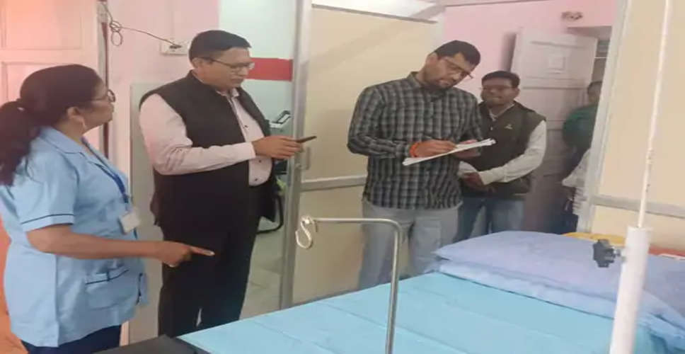 Banswara सीएमएचओ का अचानक अस्पताल दौरा, उपस्थिति रजिस्टर में मिली अनियमितताएं