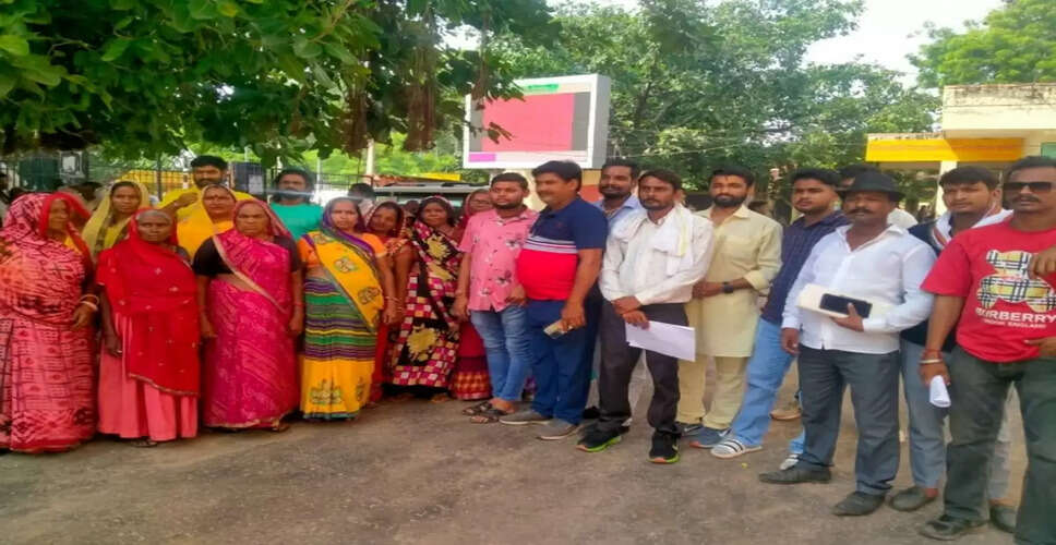 Karoli&nbsp;तीन दरवाजा और रणगमा तालाब की मरम्मत की मांग, सौंपा ज्ञापन